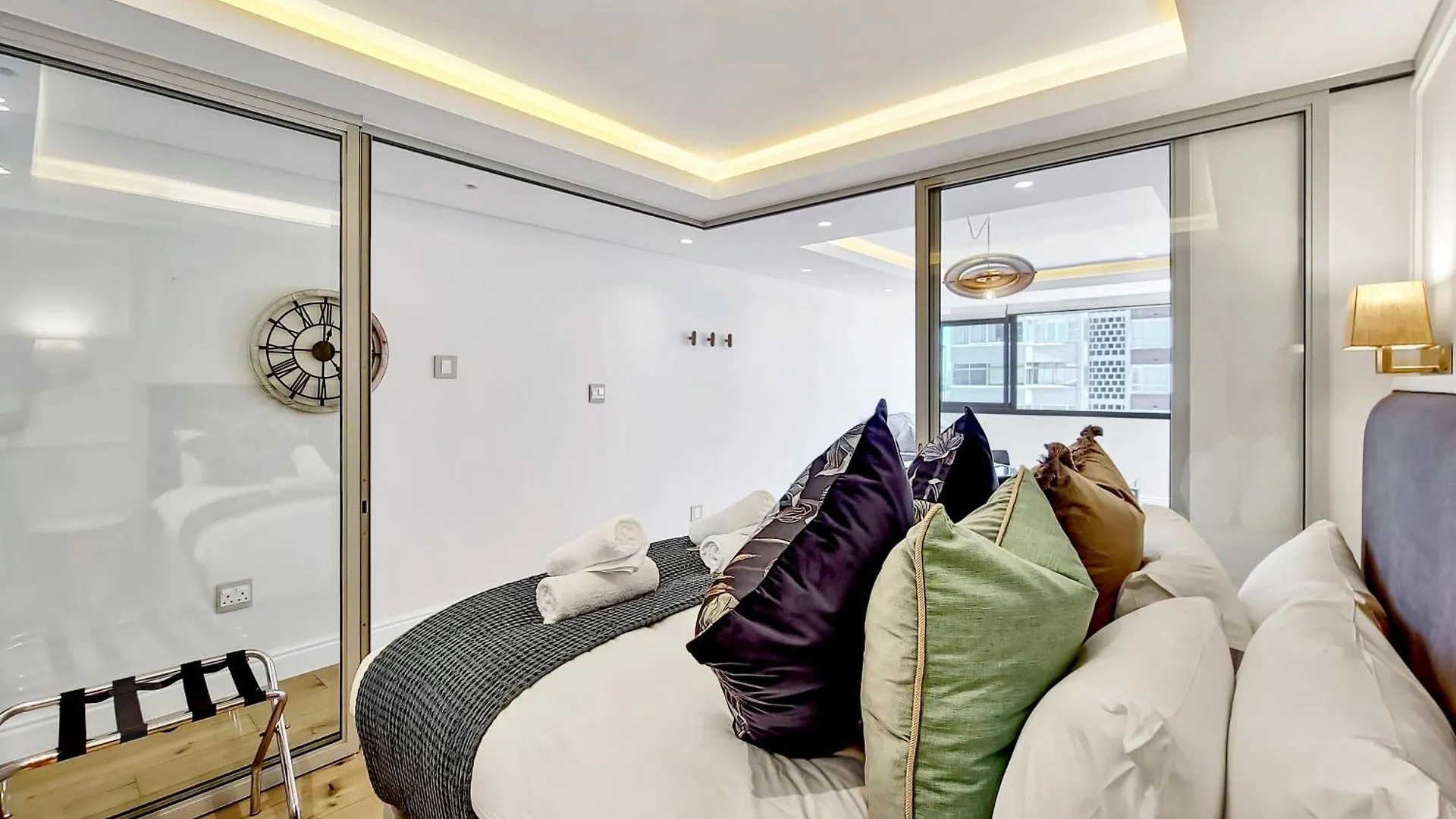 Studio With Ocean And Promenade View Sea Point Cape Town