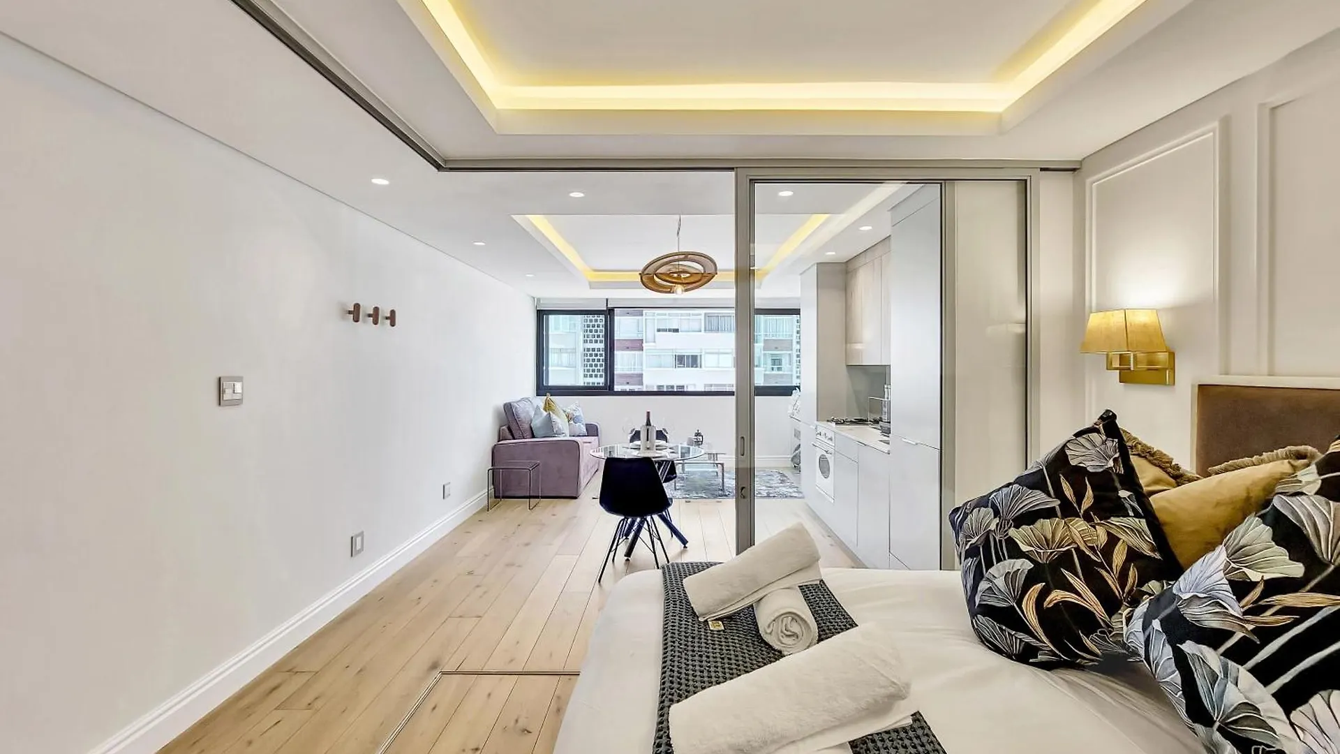 Studio With Ocean And Promenade View Sea Point Cape Town